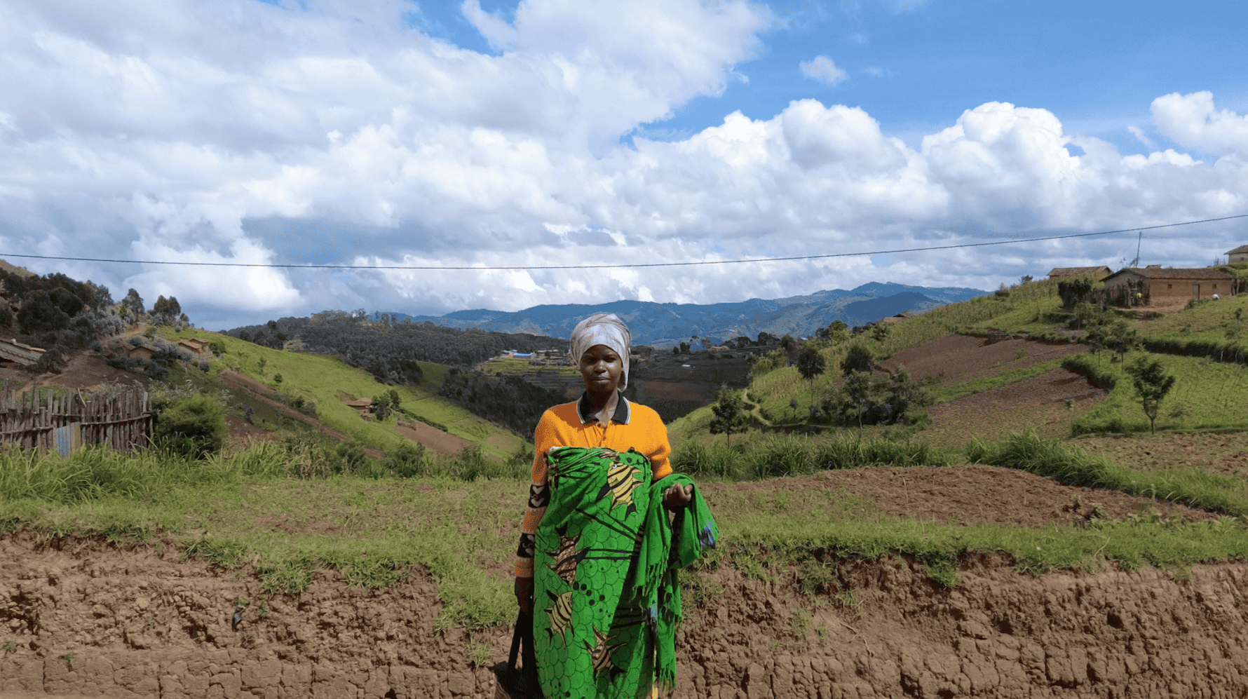 Femme devant paysage Rwanda.png